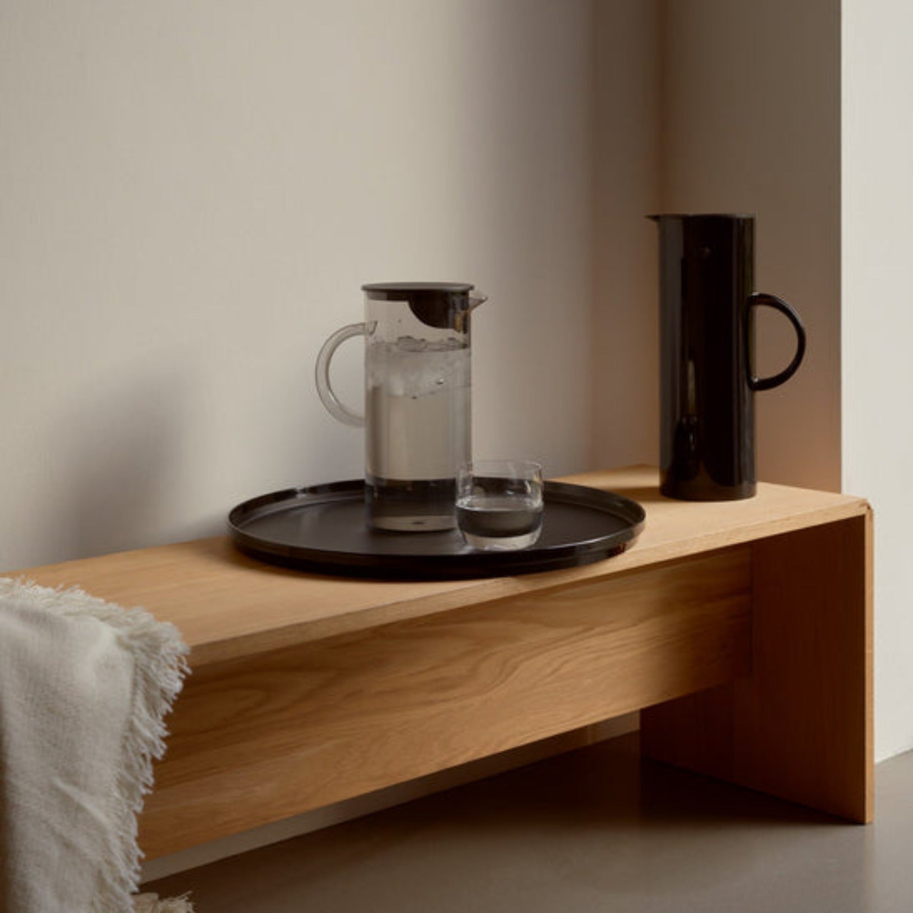 EM77 Jug with lid - Smoke/Black