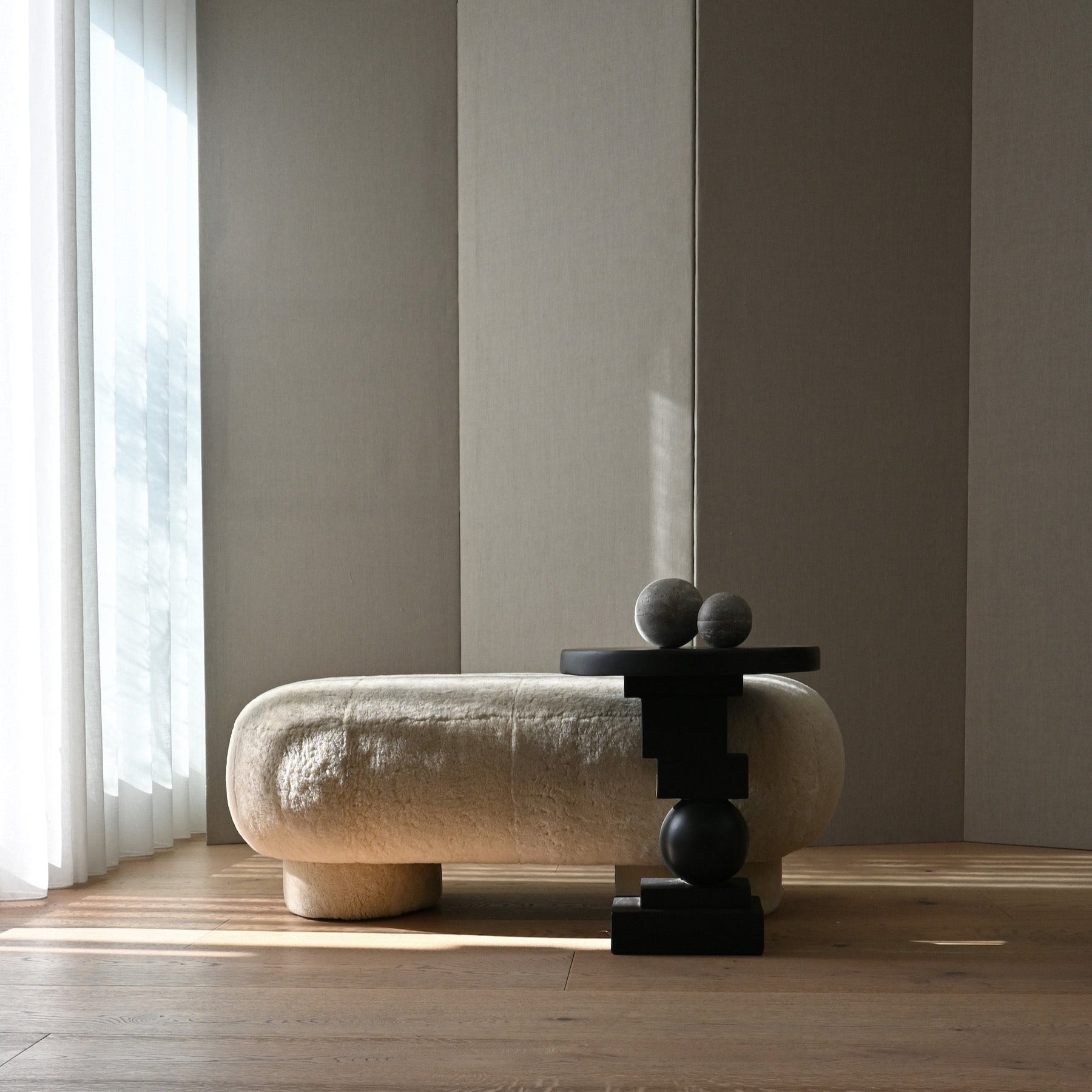 Big Foot Bench - Sandshell Sheepskin