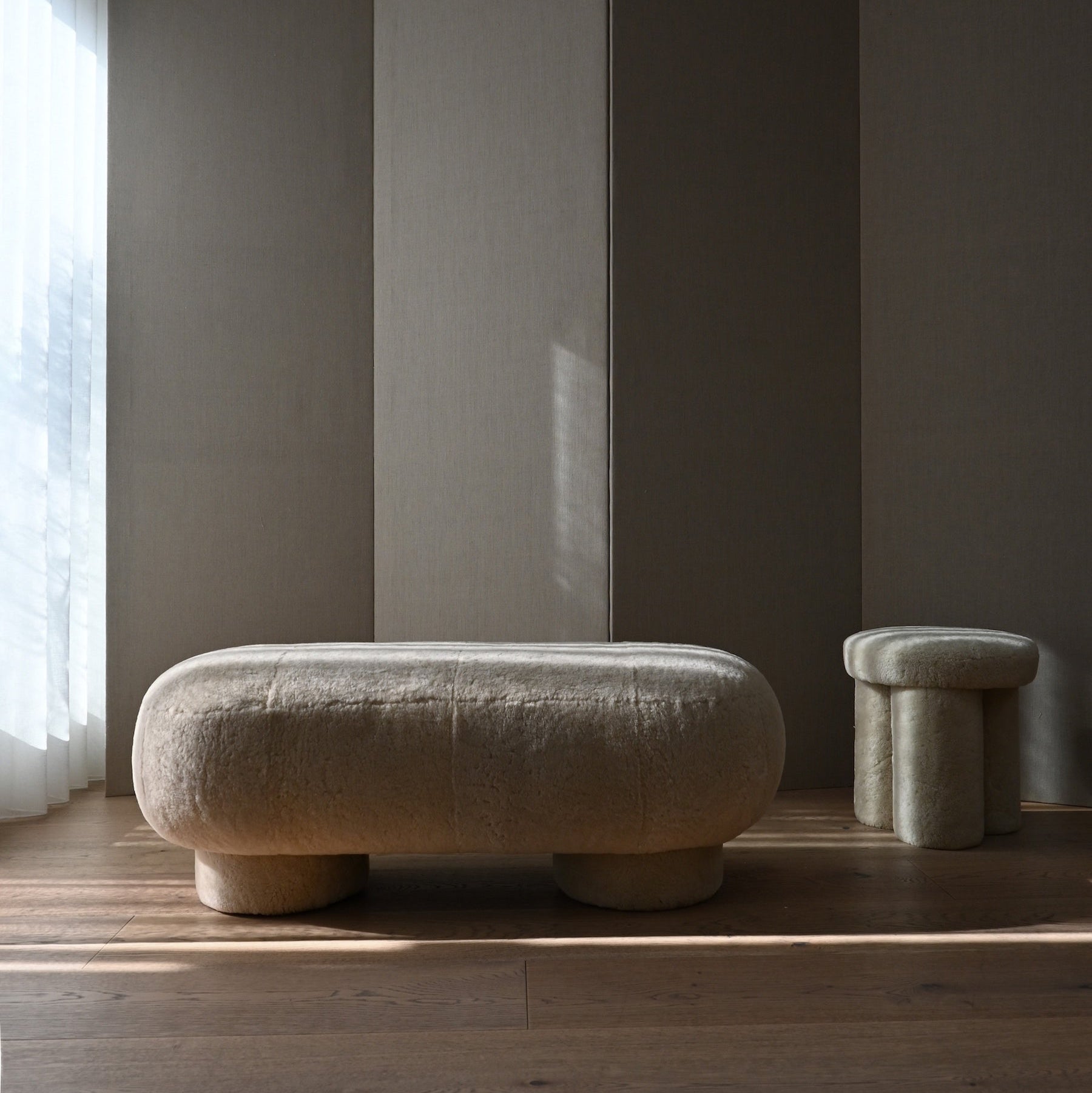 Big Foot Bench - Sandshell Sheepskin