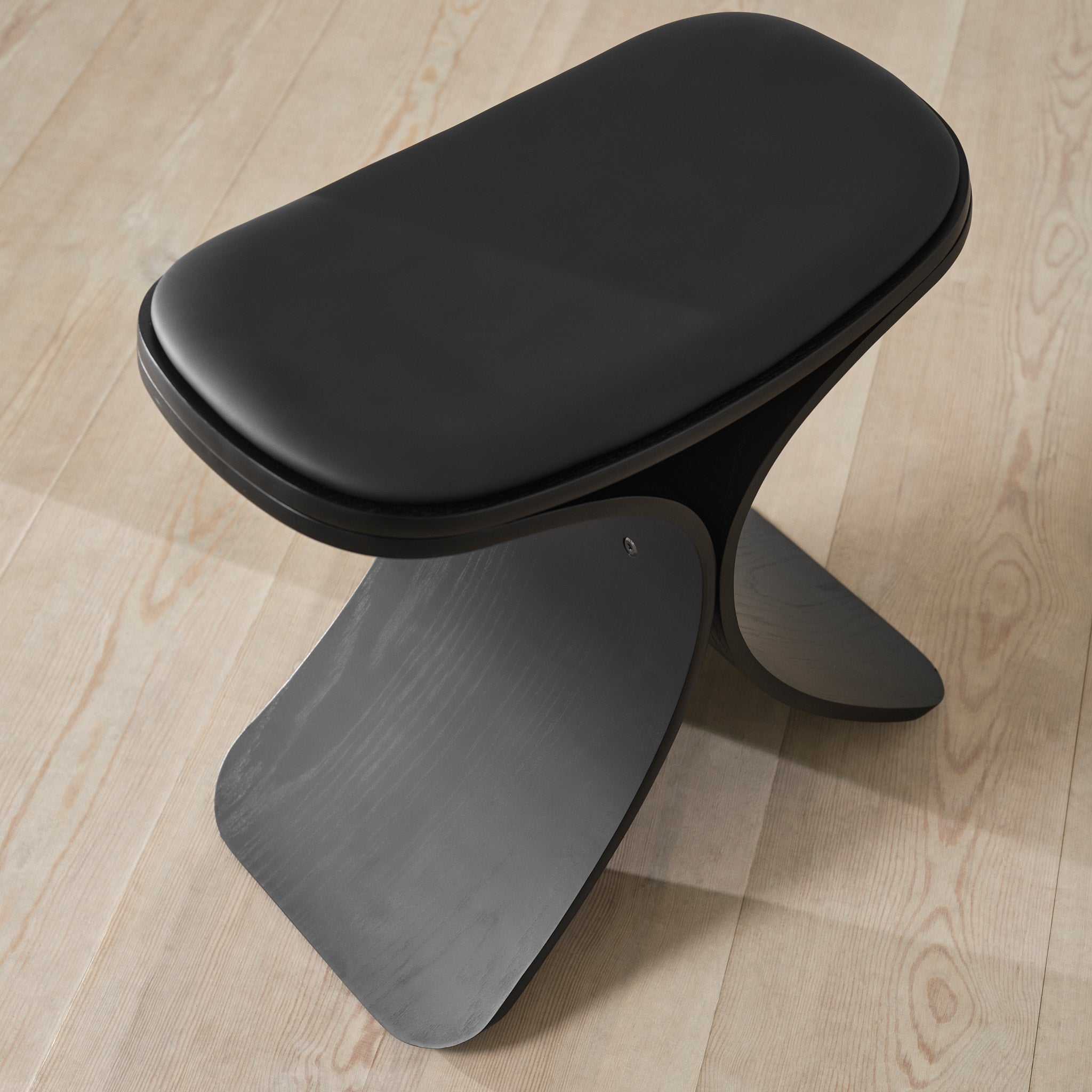 Luno Stool black oak/ black leather