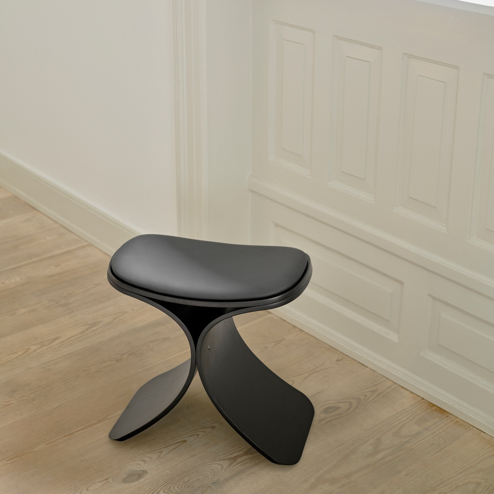 Luno Stool black oak/ black leather*