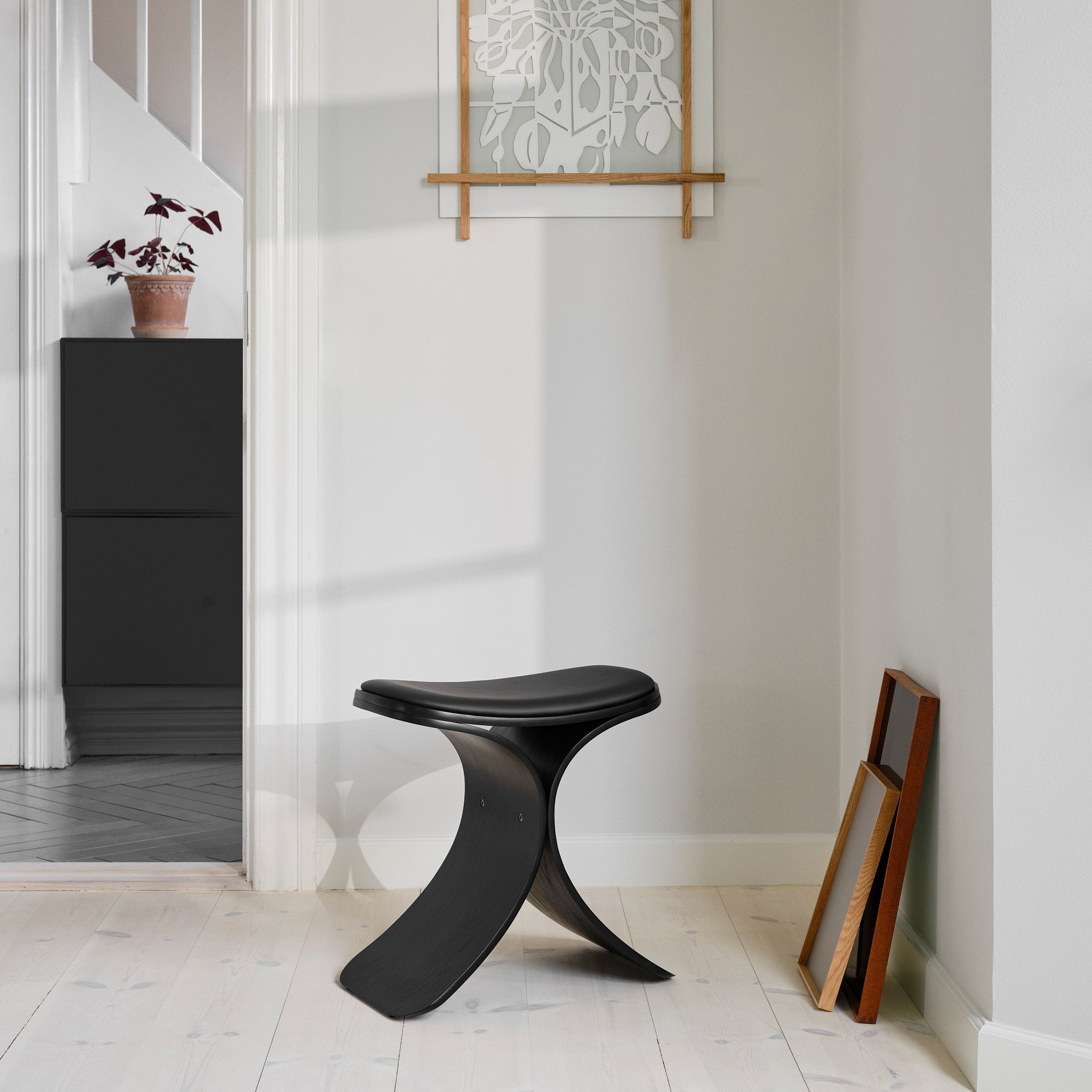 Luno Stool black oak/ black leather