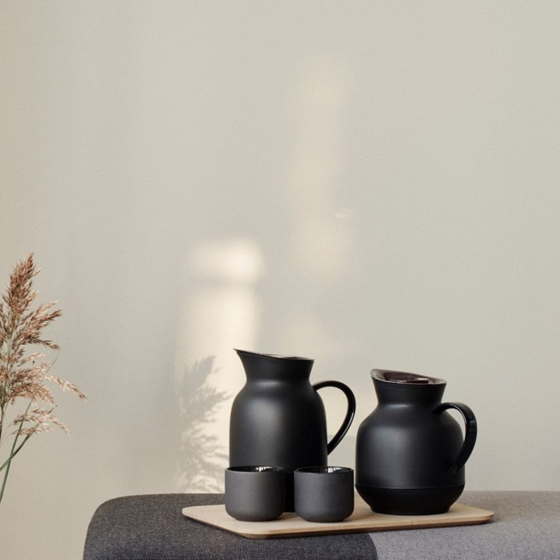 Amphora vacuum jug, coffee 1L - soft black