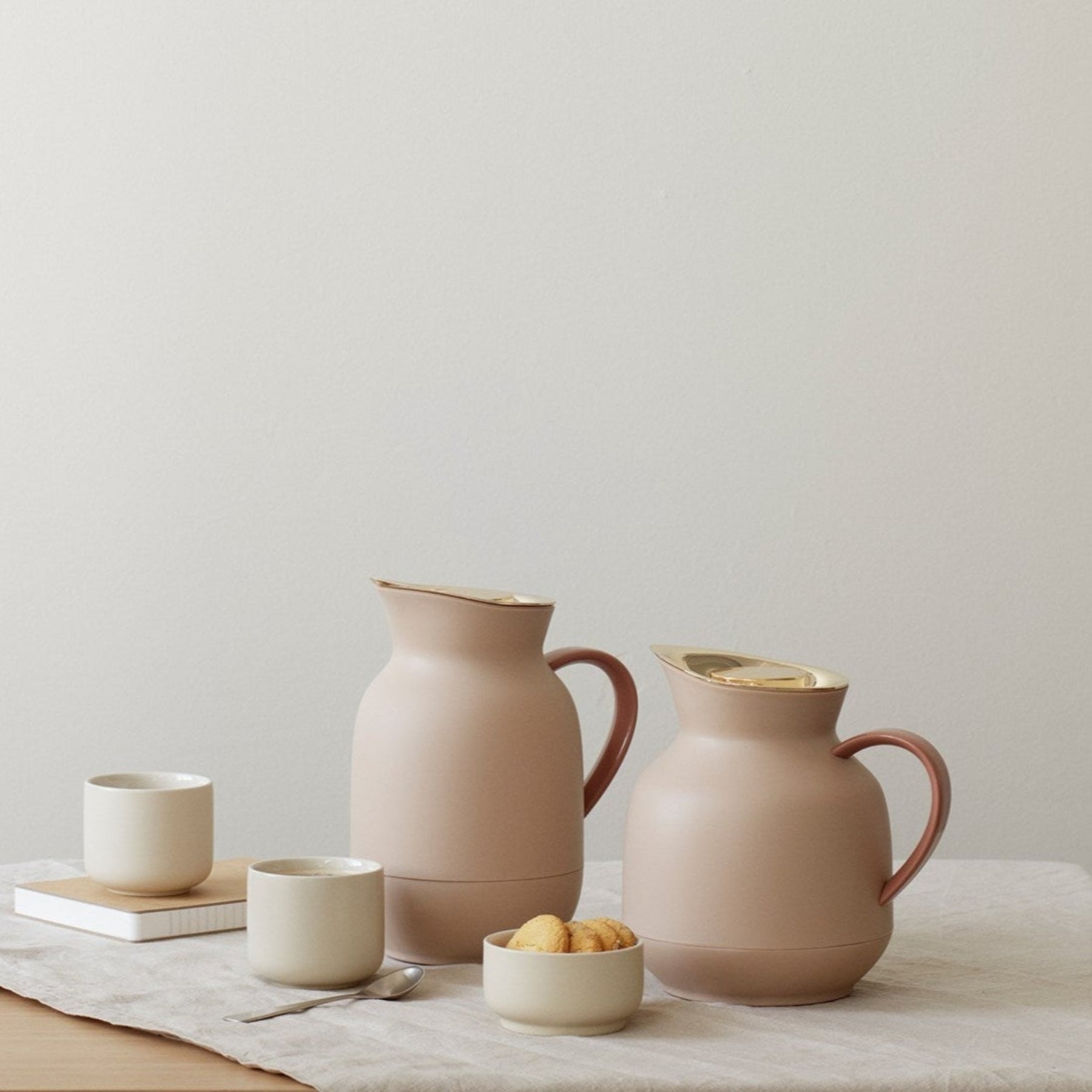 Amphora vacuum jug, coffee 1L - soft peach