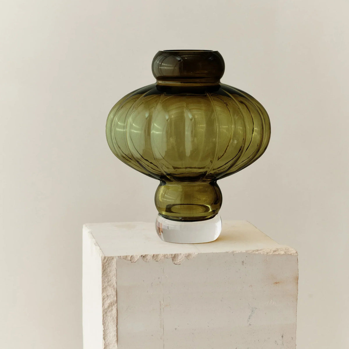 Balloon Vase 08 Olive