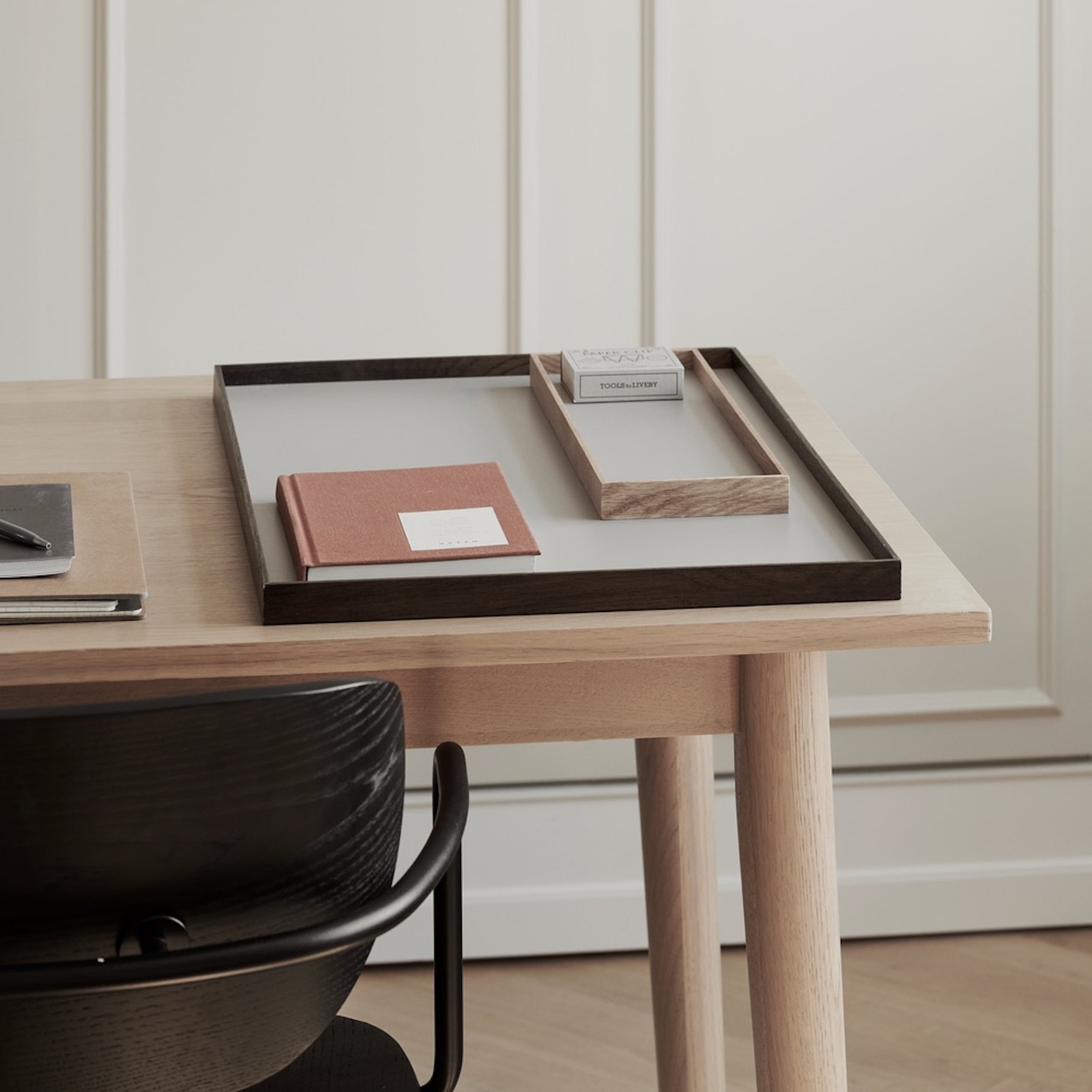 FRAME tray large, smoked oak/grey