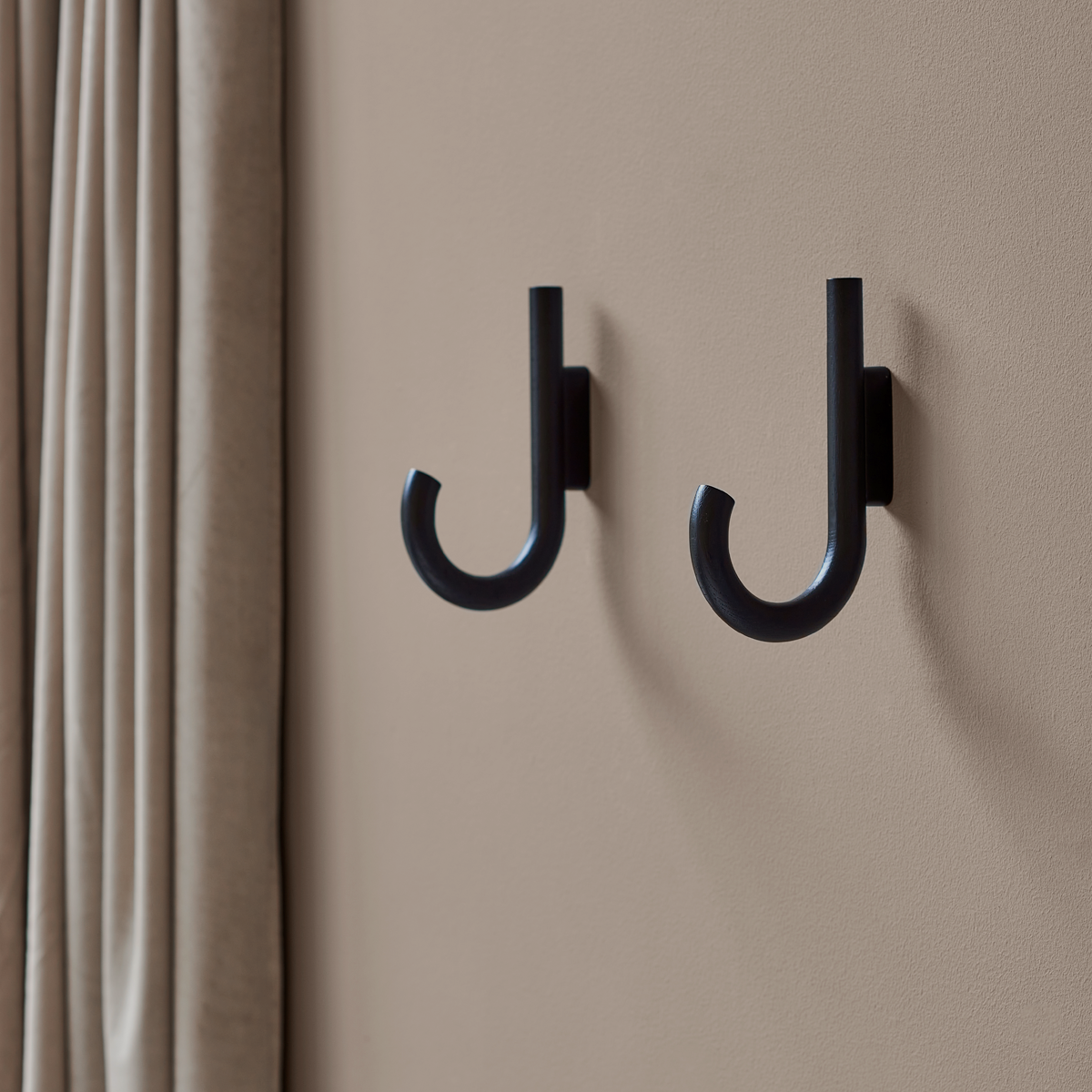 HOOK Big, black oak-black