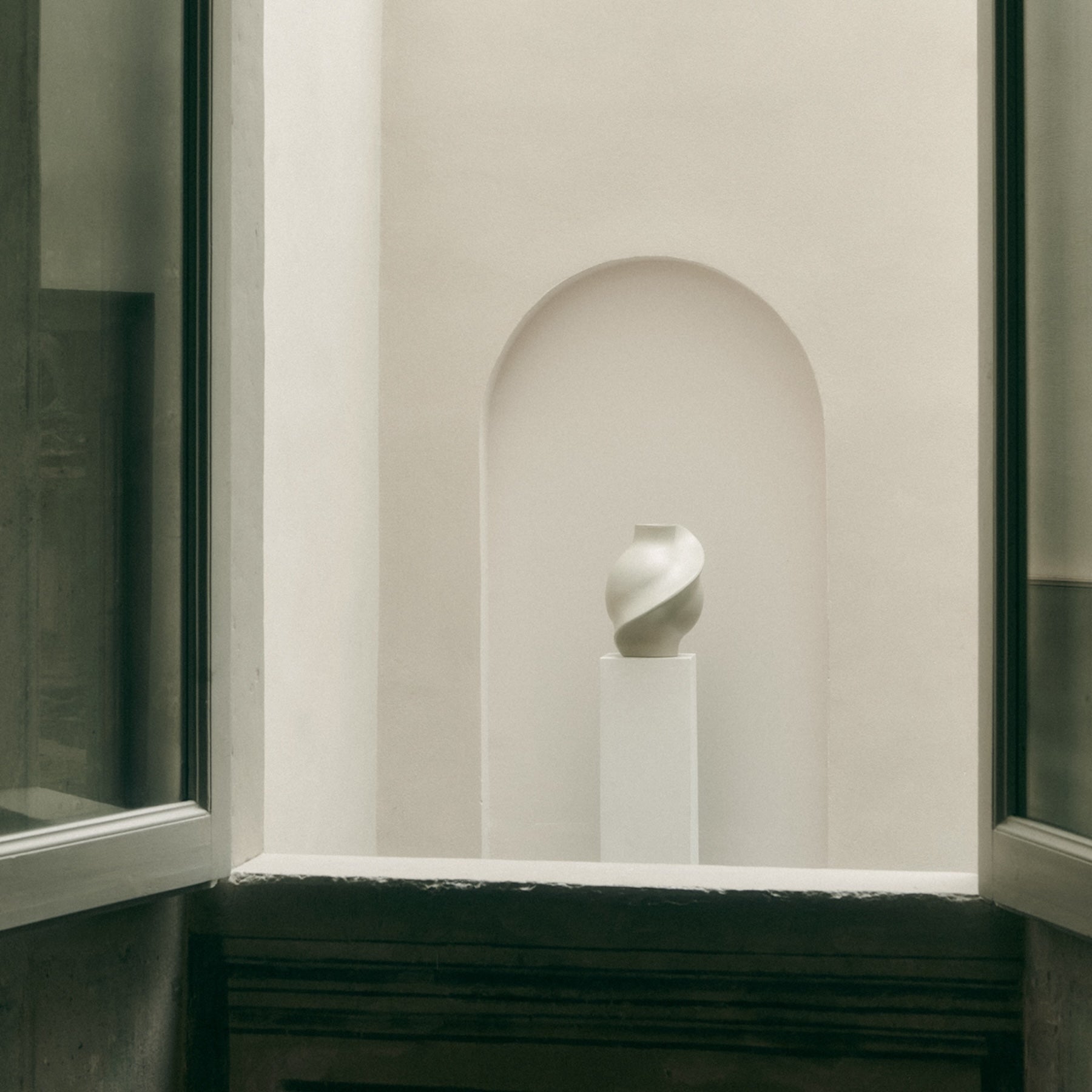 Ceramic Pirout Vase 02 Raw White
