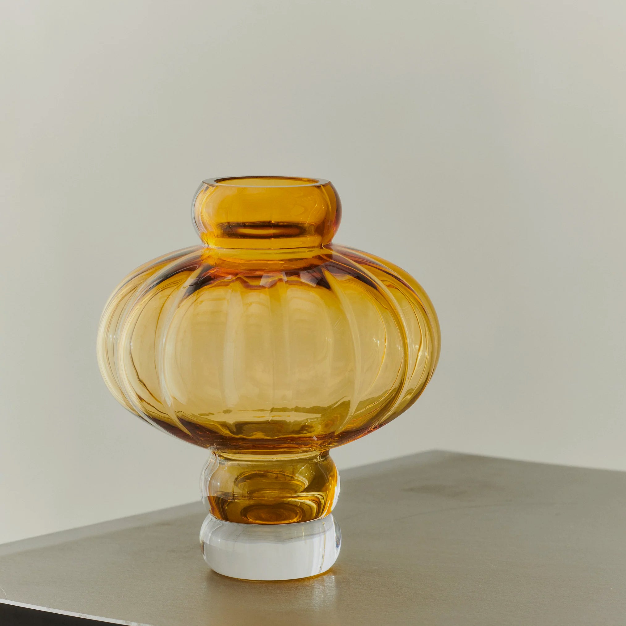 Balloon Vase 02 Amber