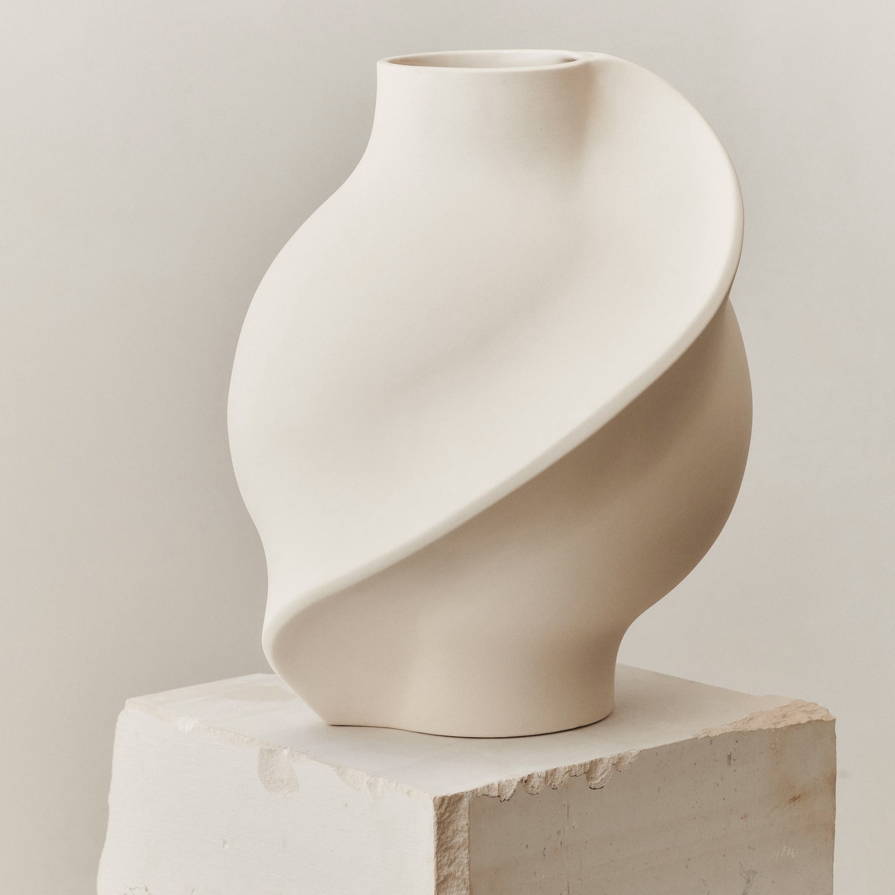 Ceramic Pirout Vase 02 Raw White