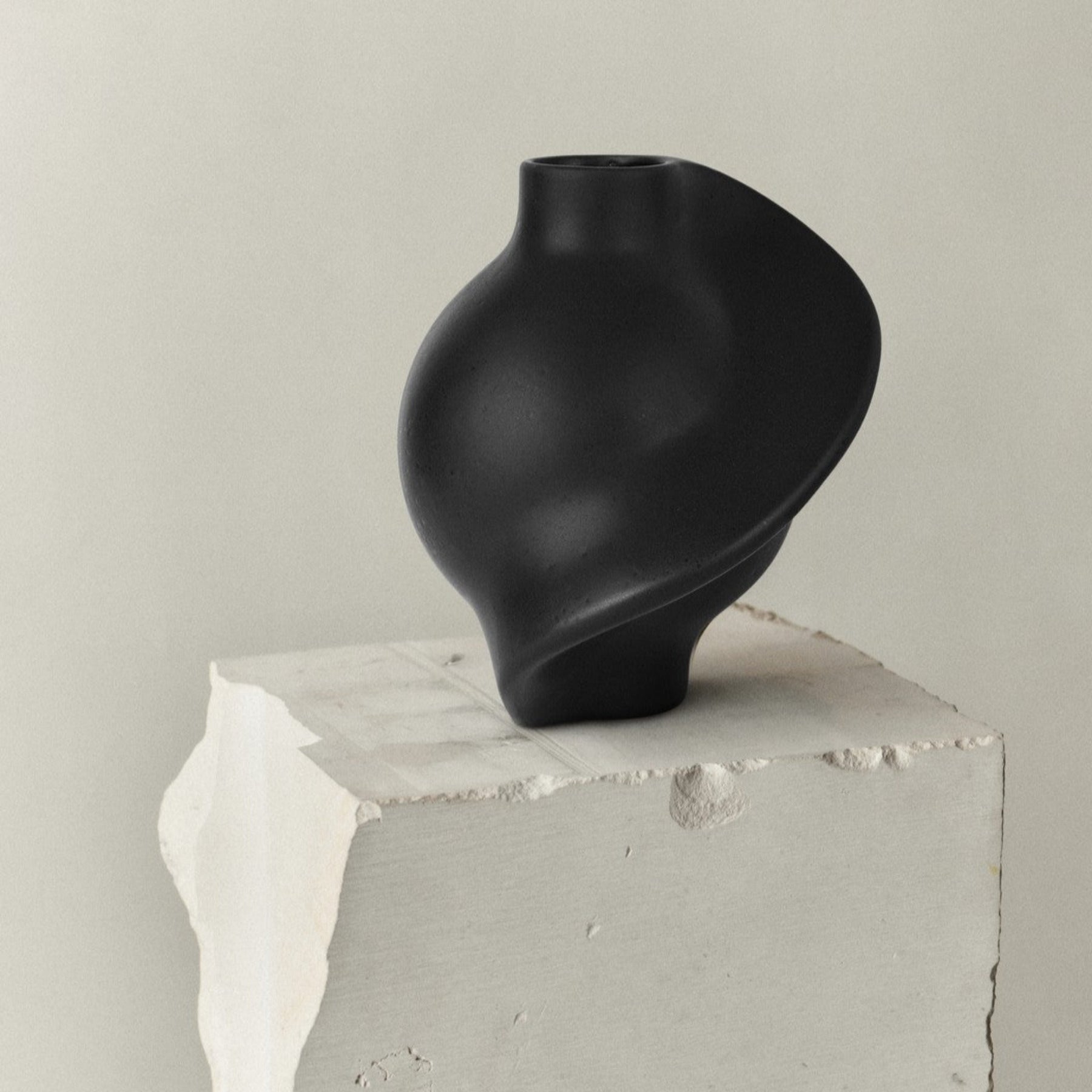 Ceramic Pirout Vase 02 Ink Black