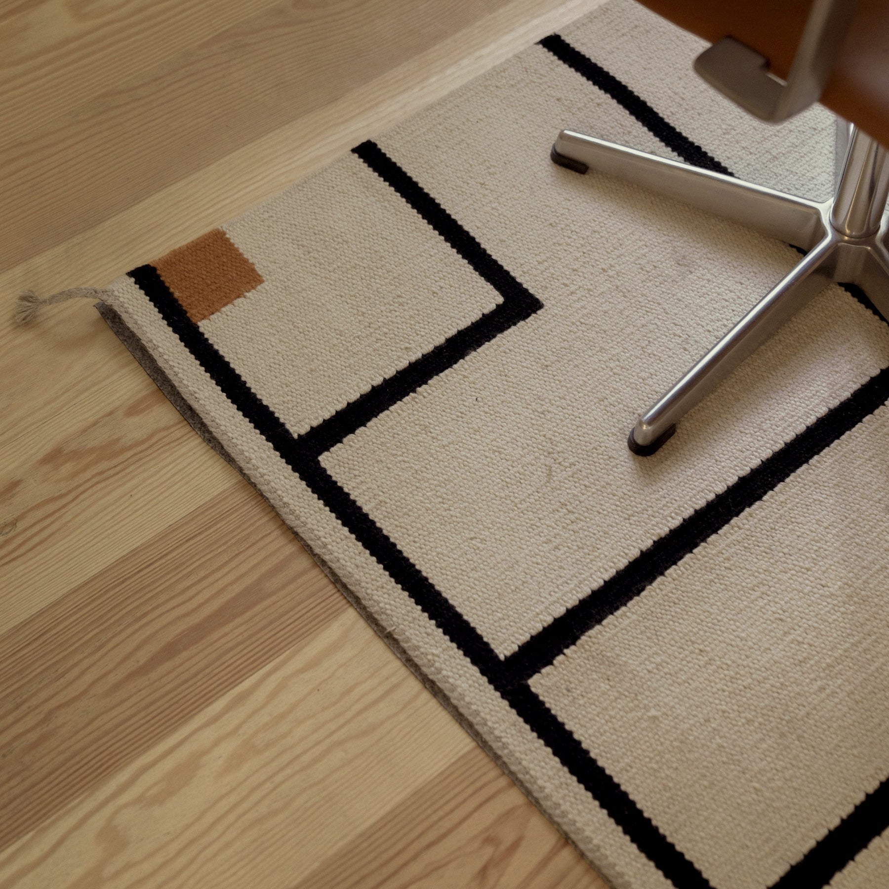 VK-1 Rug Off-White and Black - 3 Standard Sizes