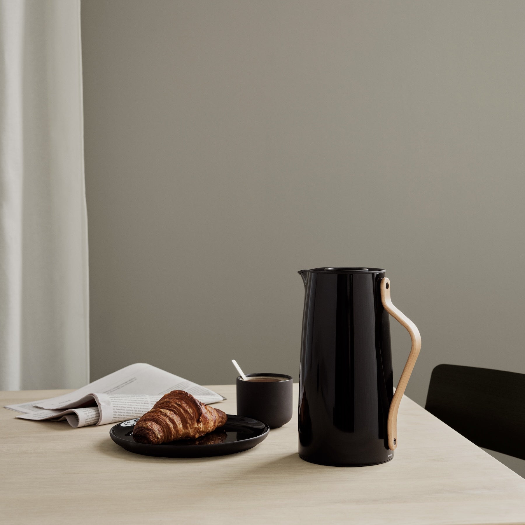 Emma vacuum jug, coffee 1.2L - black