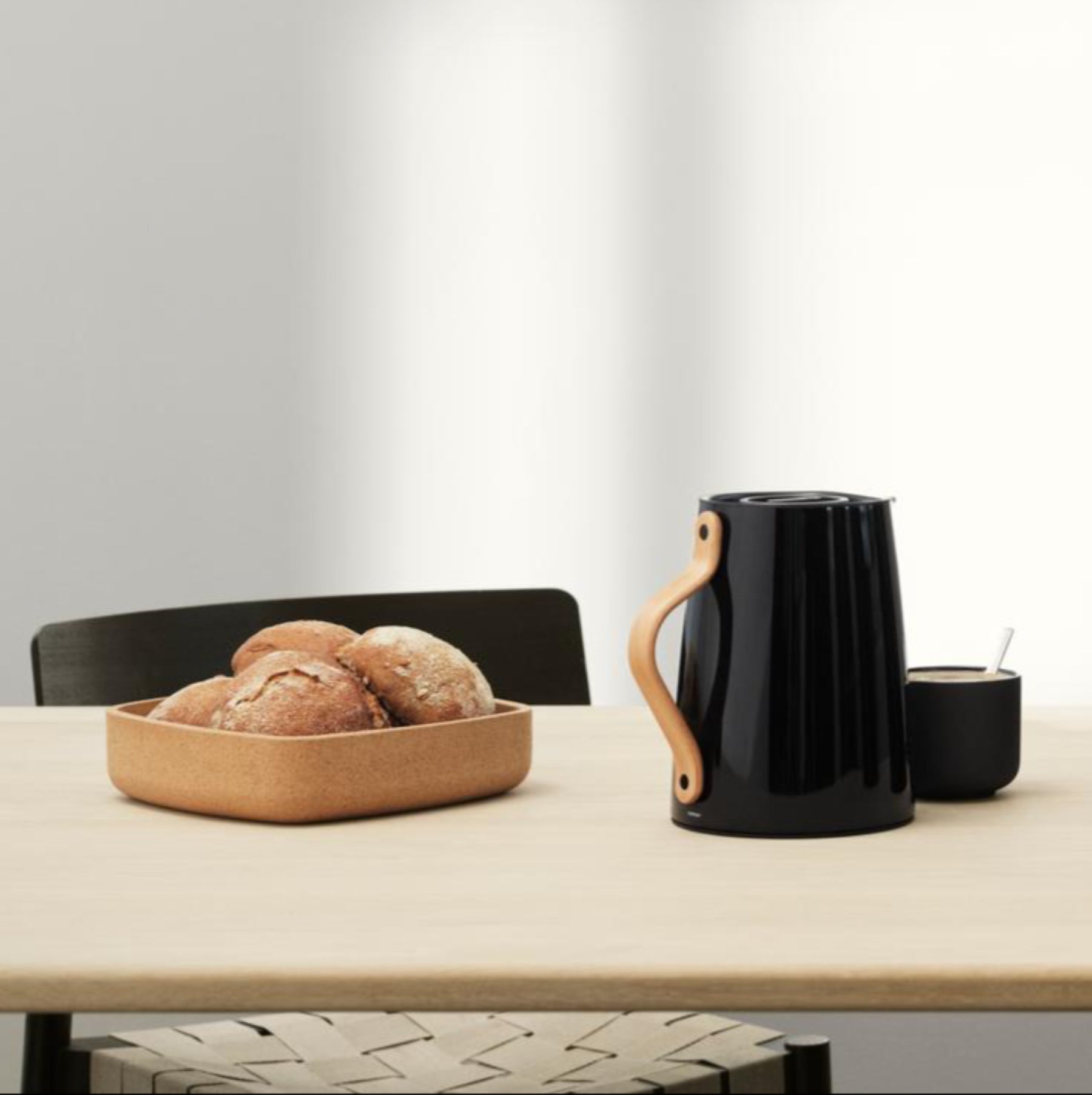 Emma vacuum jug with tea brewer - 1 L - black