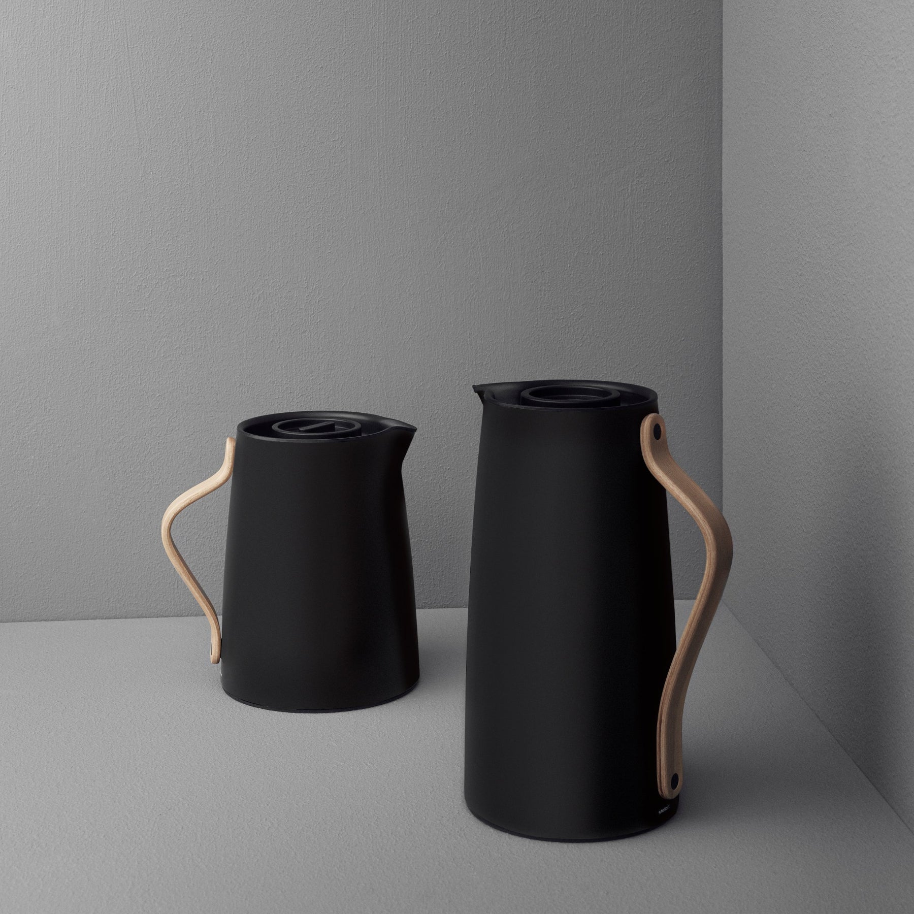 Emma vacuum jug, coffee 1.2L - Soft black