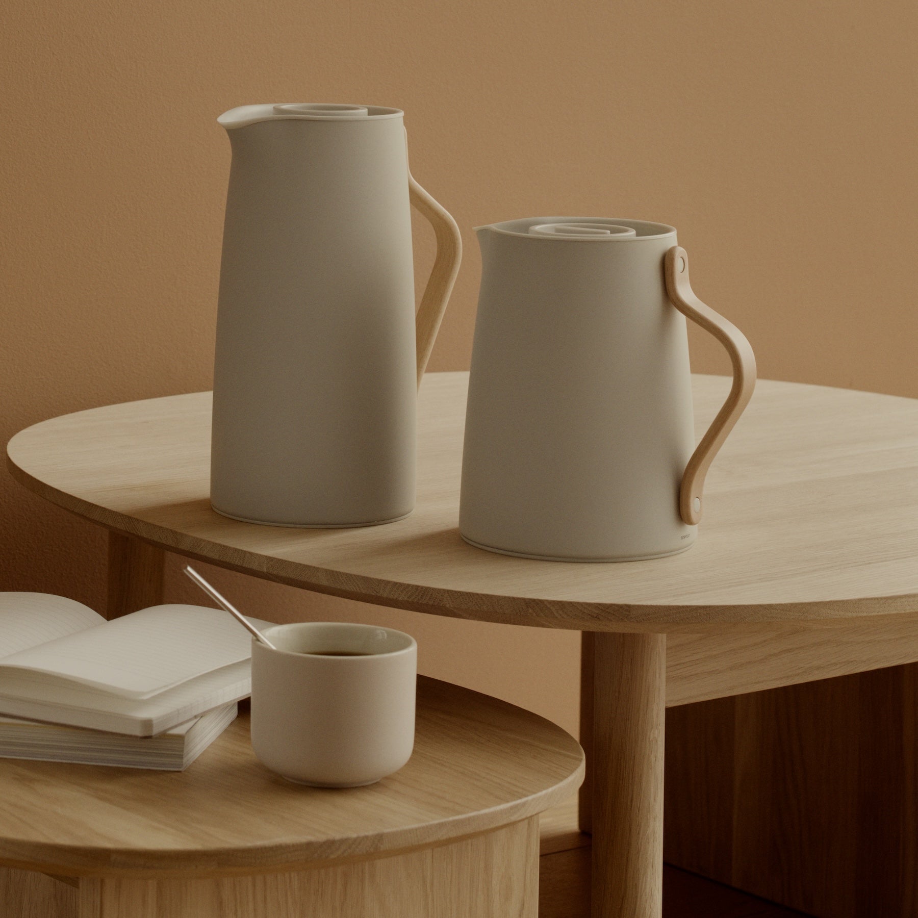 Emma vacuum jug, coffee 1.2 L - sand