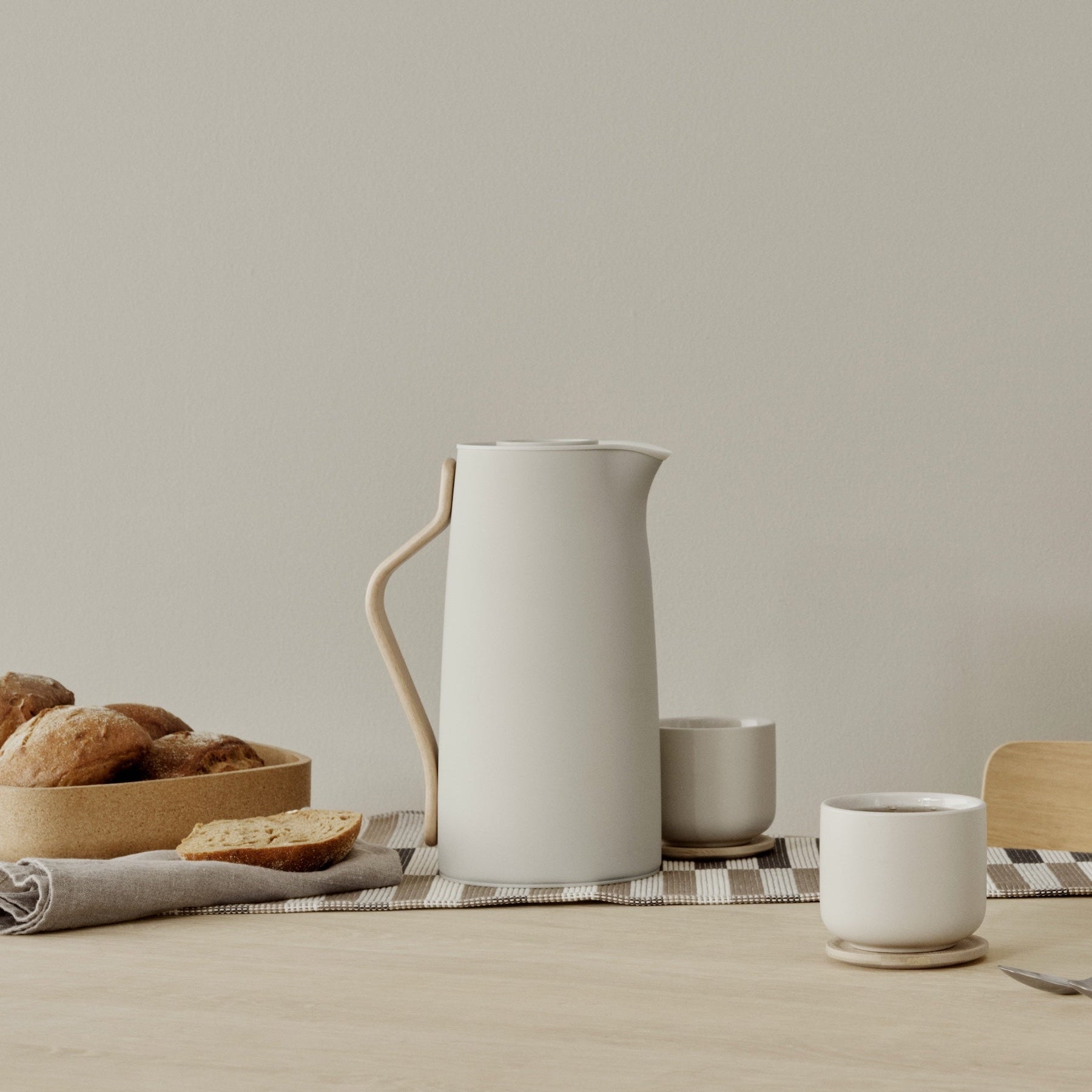 Emma vacuum jug, coffee 1.2 L - sand