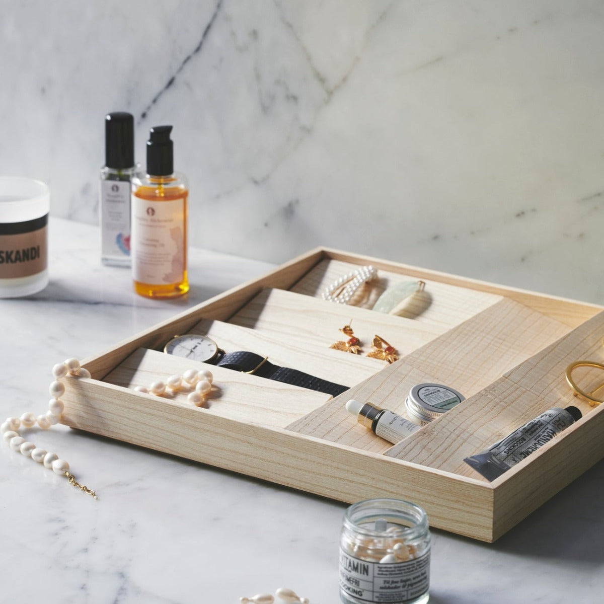 Gejst Duune Organizer 4 Section, in light blonde wood, holds 4 pairs of sunglasses or use for bracelets, necklaces, watches and jewelry. Also can be used to hold pencils, pens and office supplies.