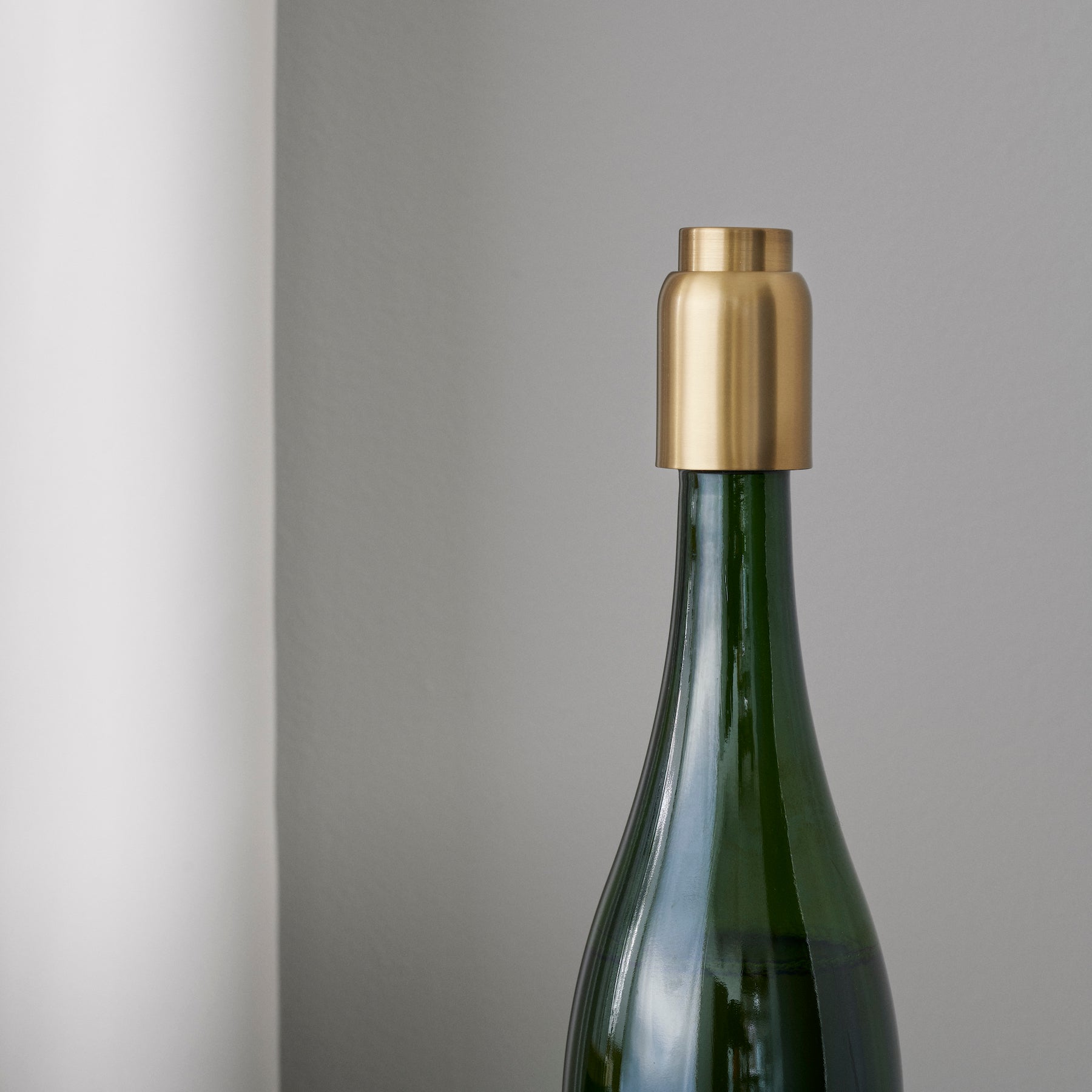 Collar Vacuum Seal Bottle Stopper - brushed brass