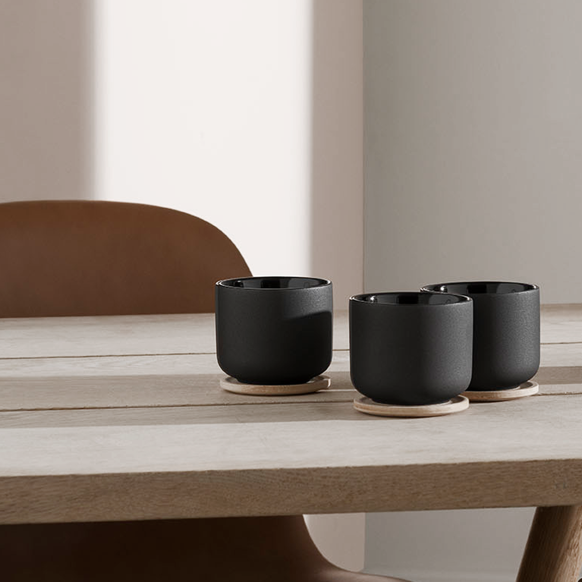 Theo cup, with coaster/lid - black