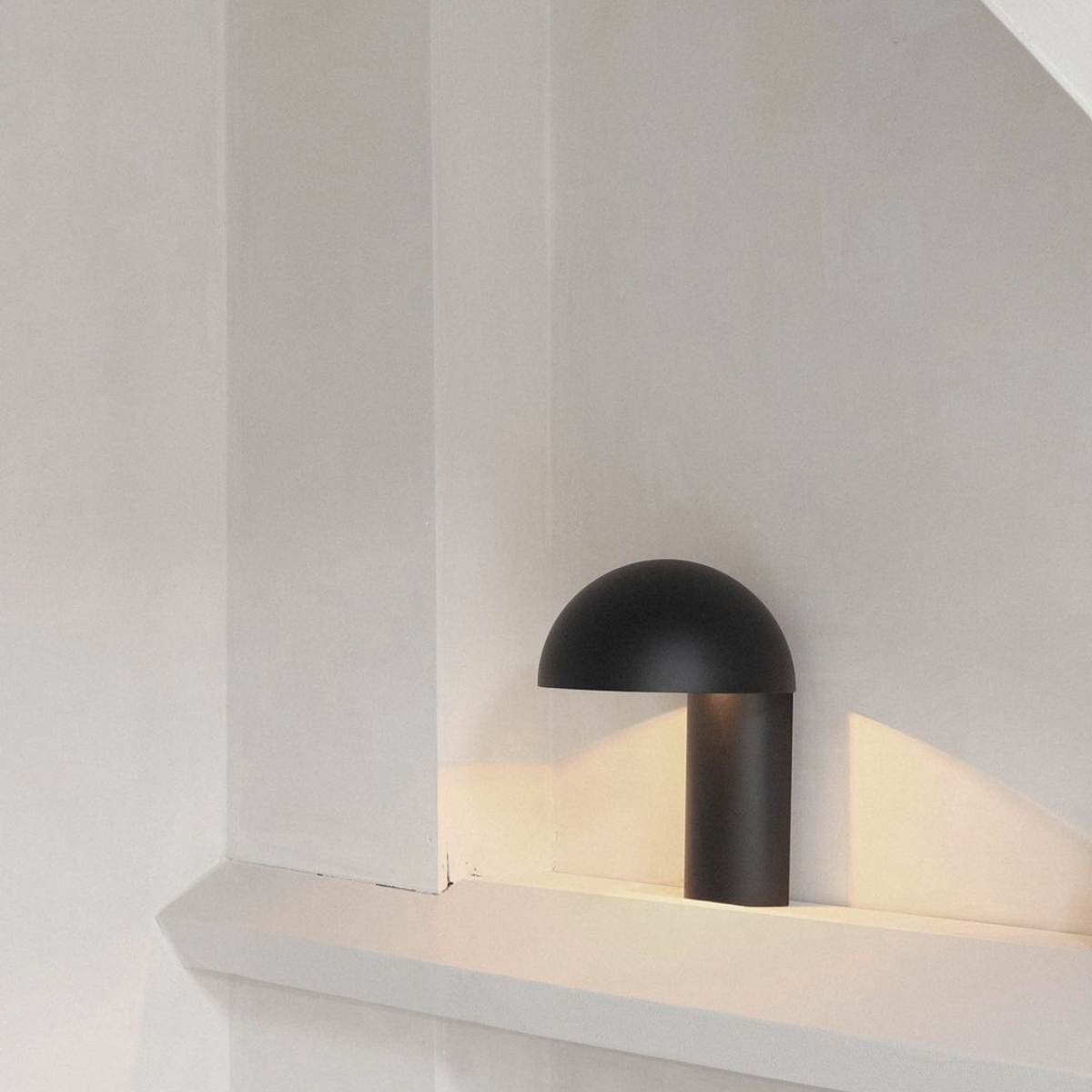 LEERY table lamp, black