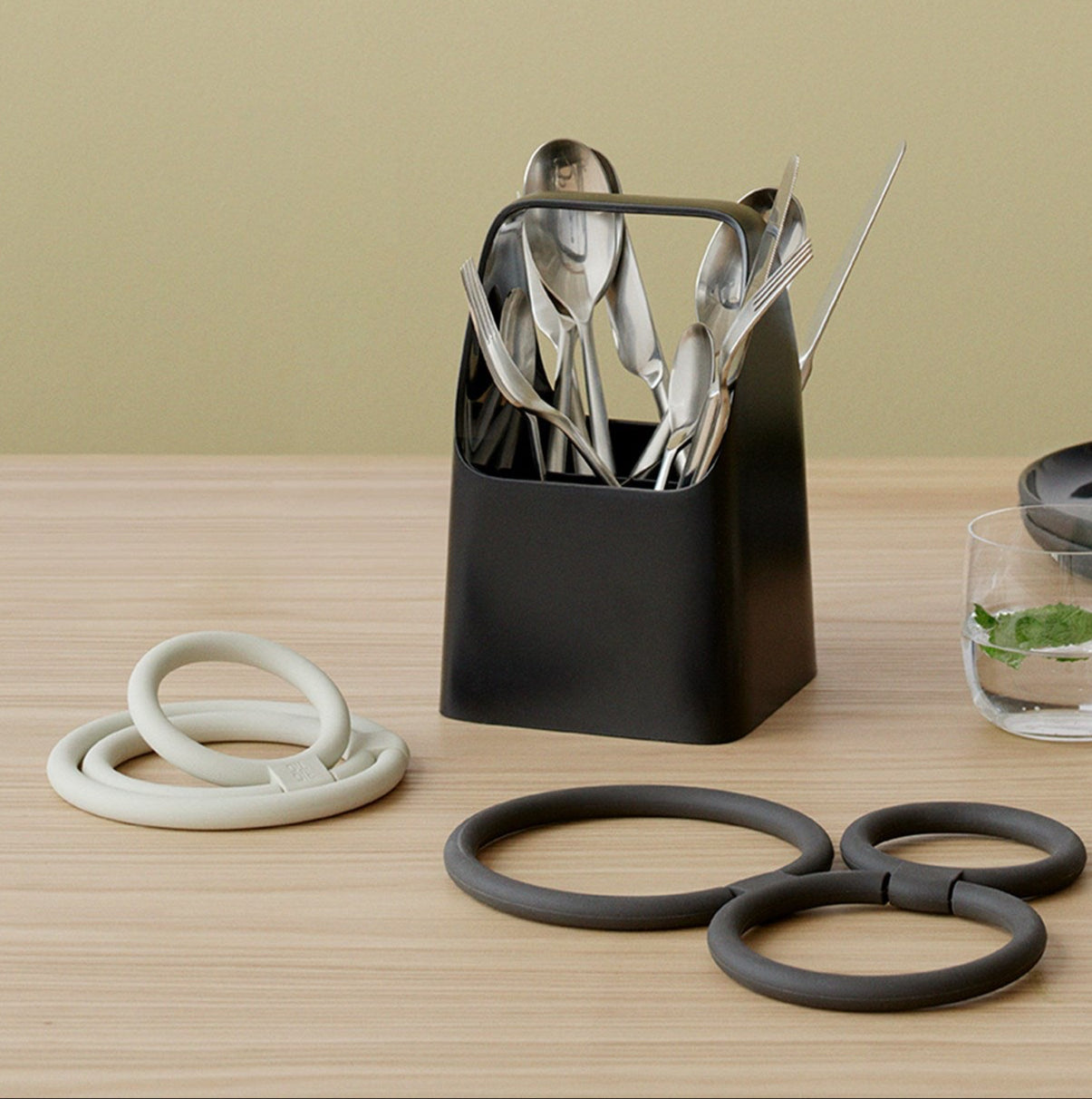 CIRCLES folding trivet - black