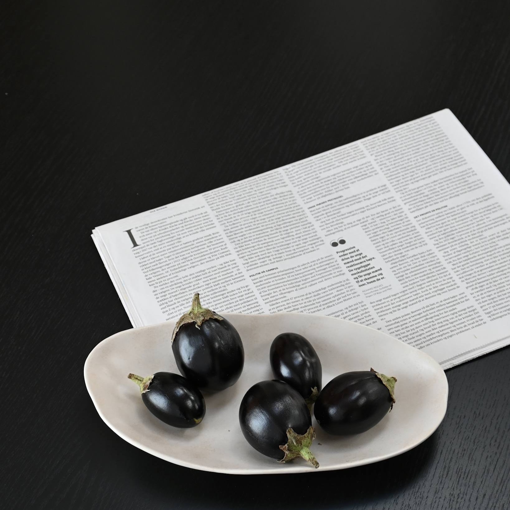 101 Copenhagen Native Oval Tray, Medio with mini aubergines