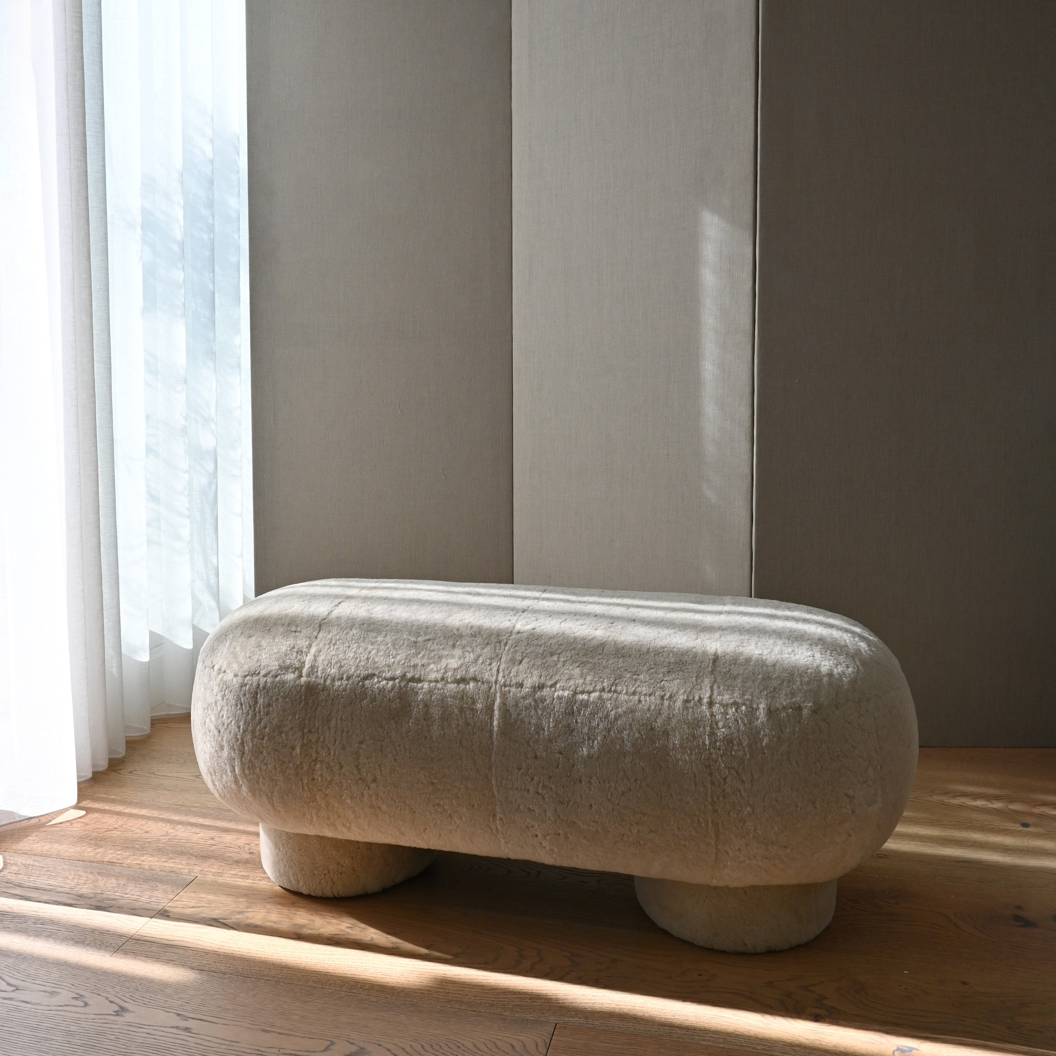 Big Foot Bench - Sandshell Sheepskin