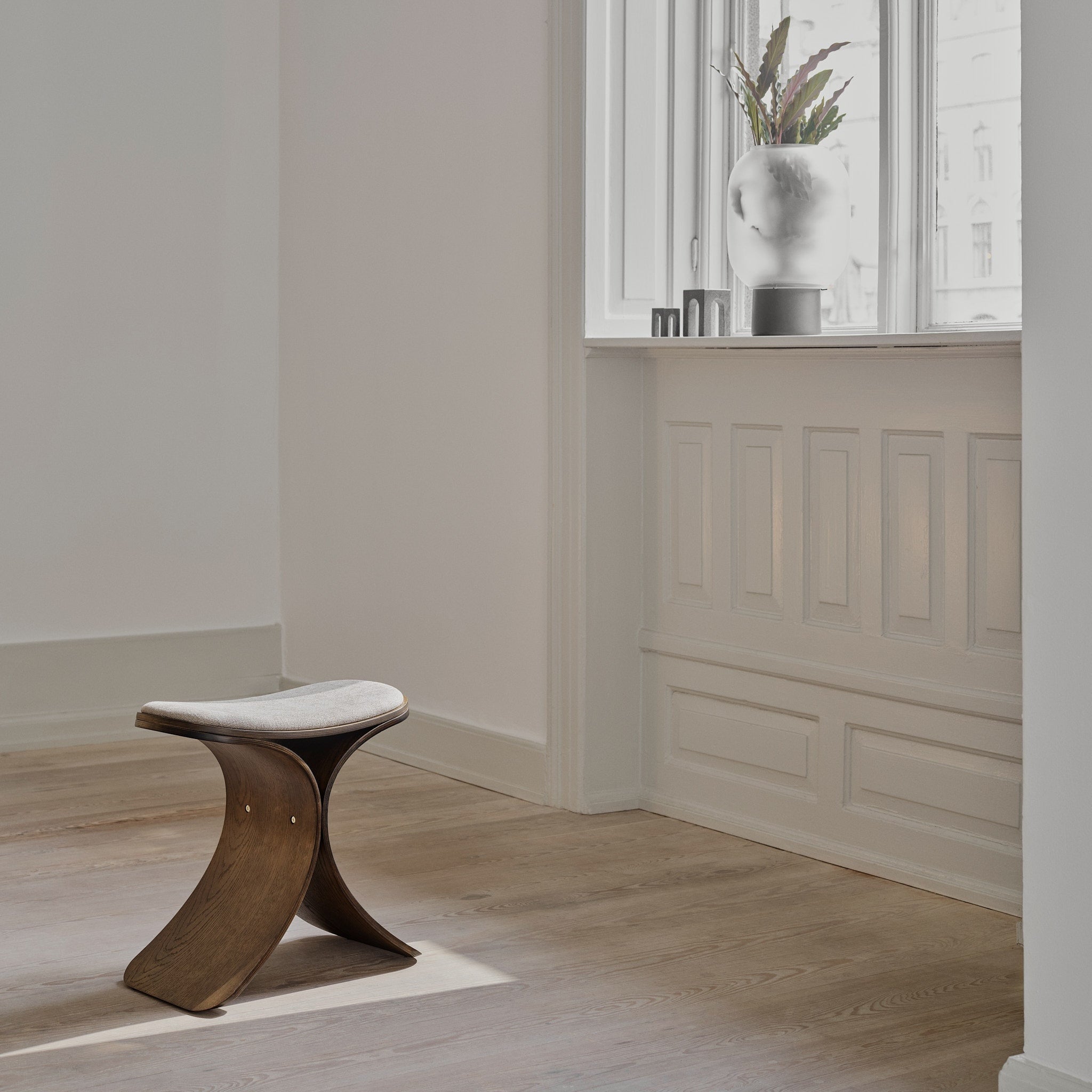 Luno Stool dark oak/ dark beige textile