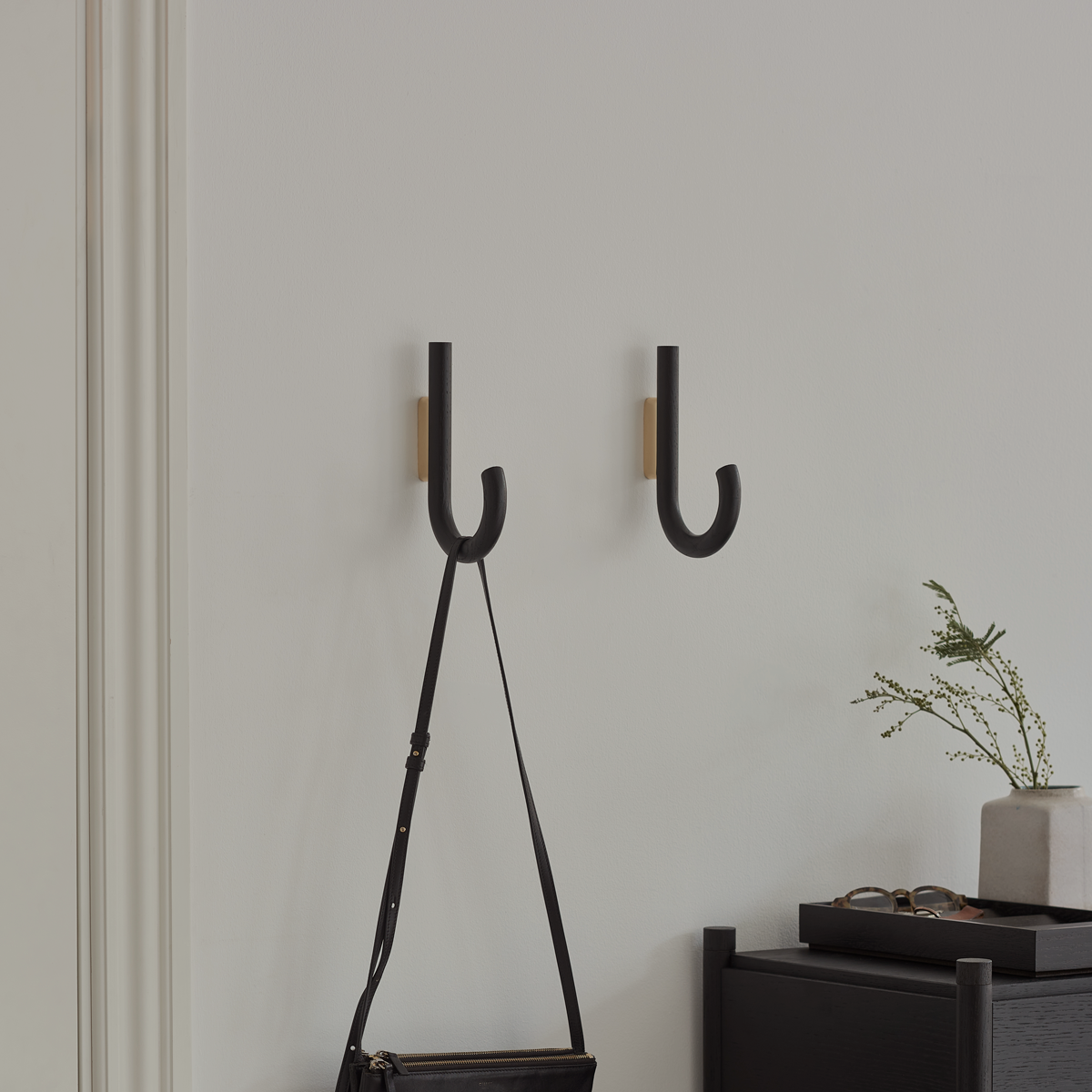 HOOK Large, black oak-brass