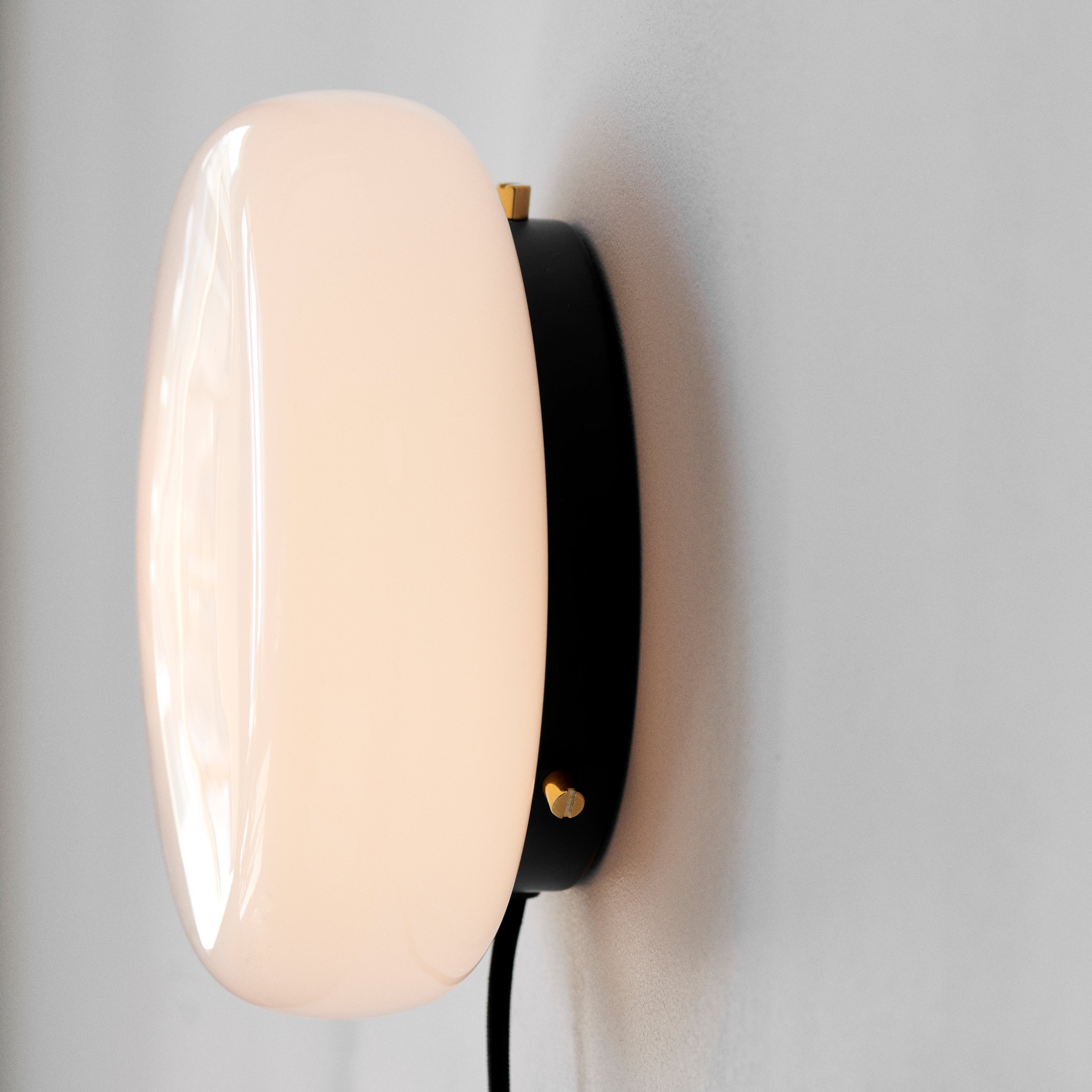 Opa wall lamp opal glass / black