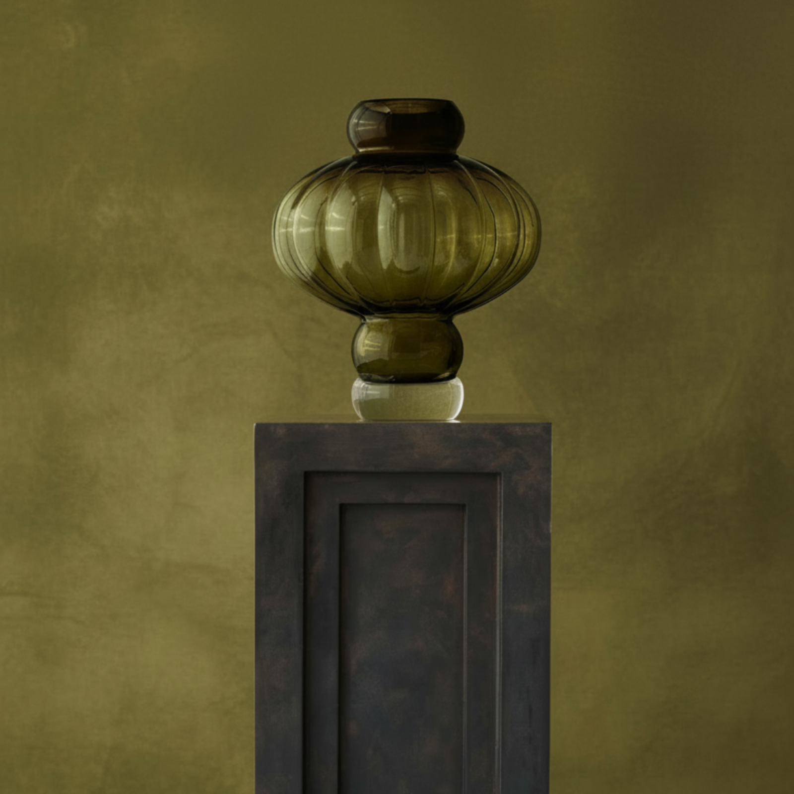 Balloon Vase 02 Olive on Podium Coffee Medio