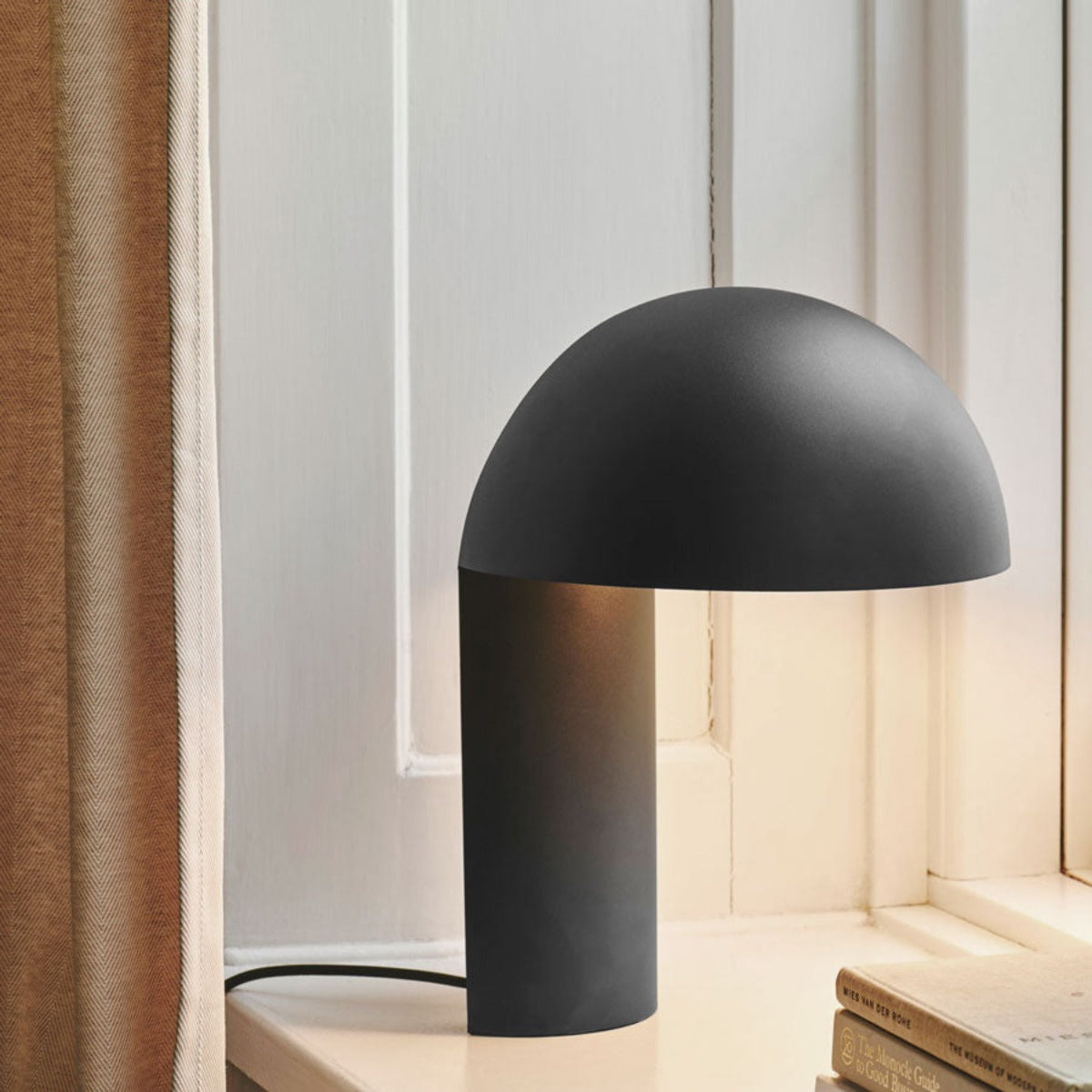 LEERY table lamp, black