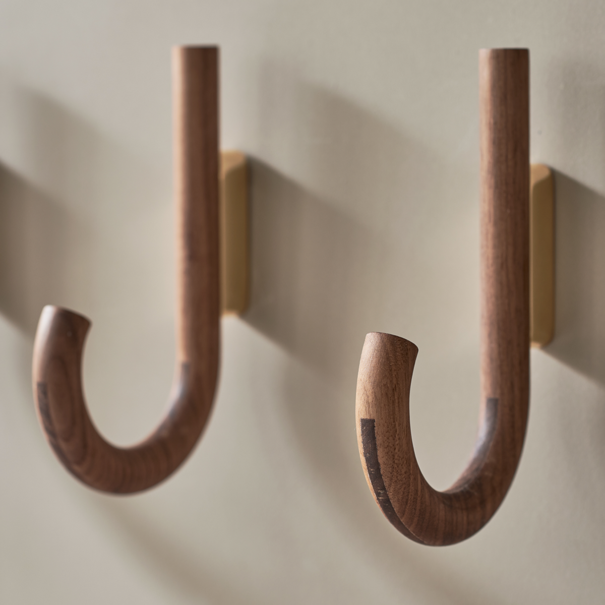 HOOK hanger walnut/brass