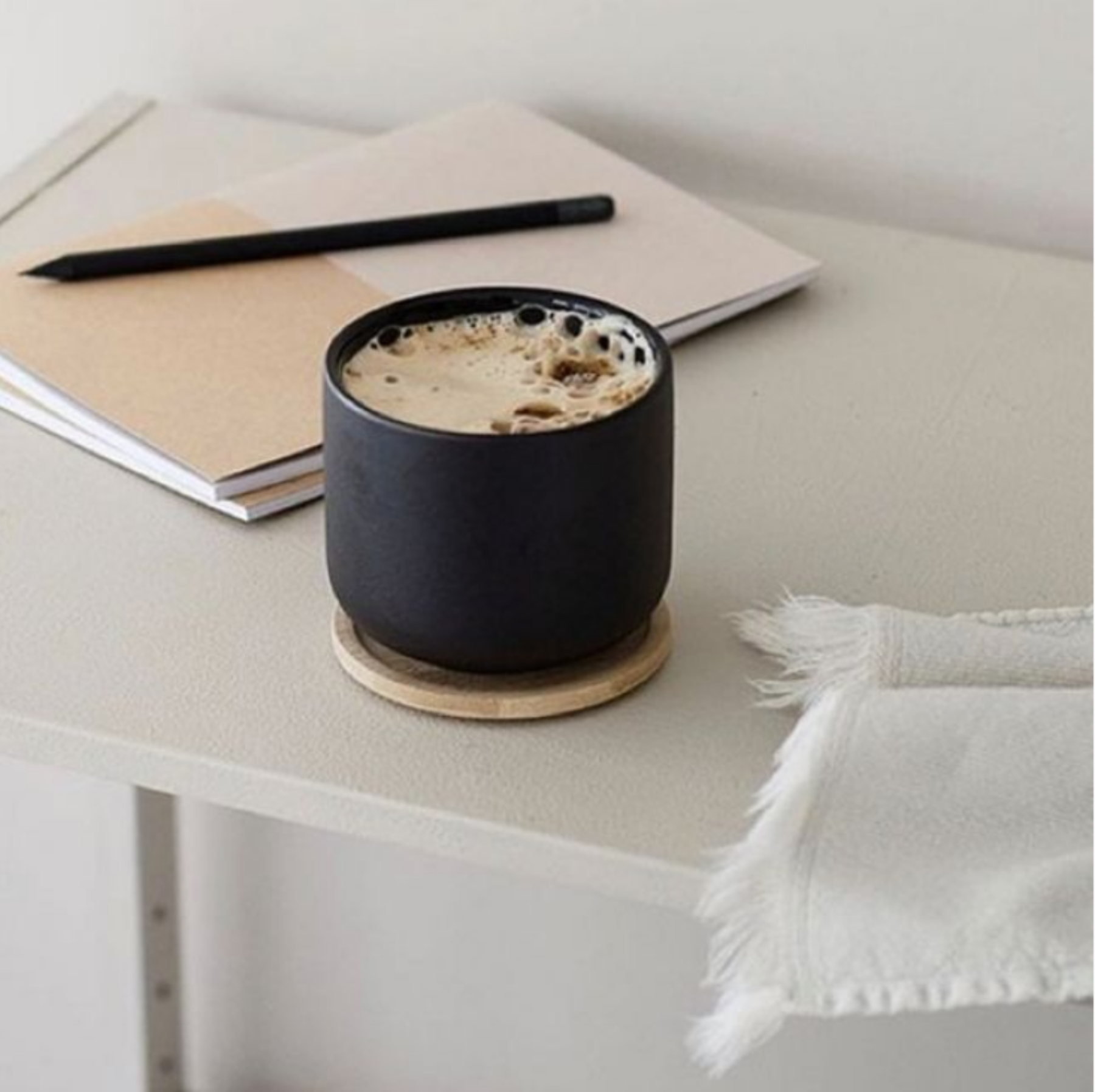 Theo cup, with coaster/lid - black