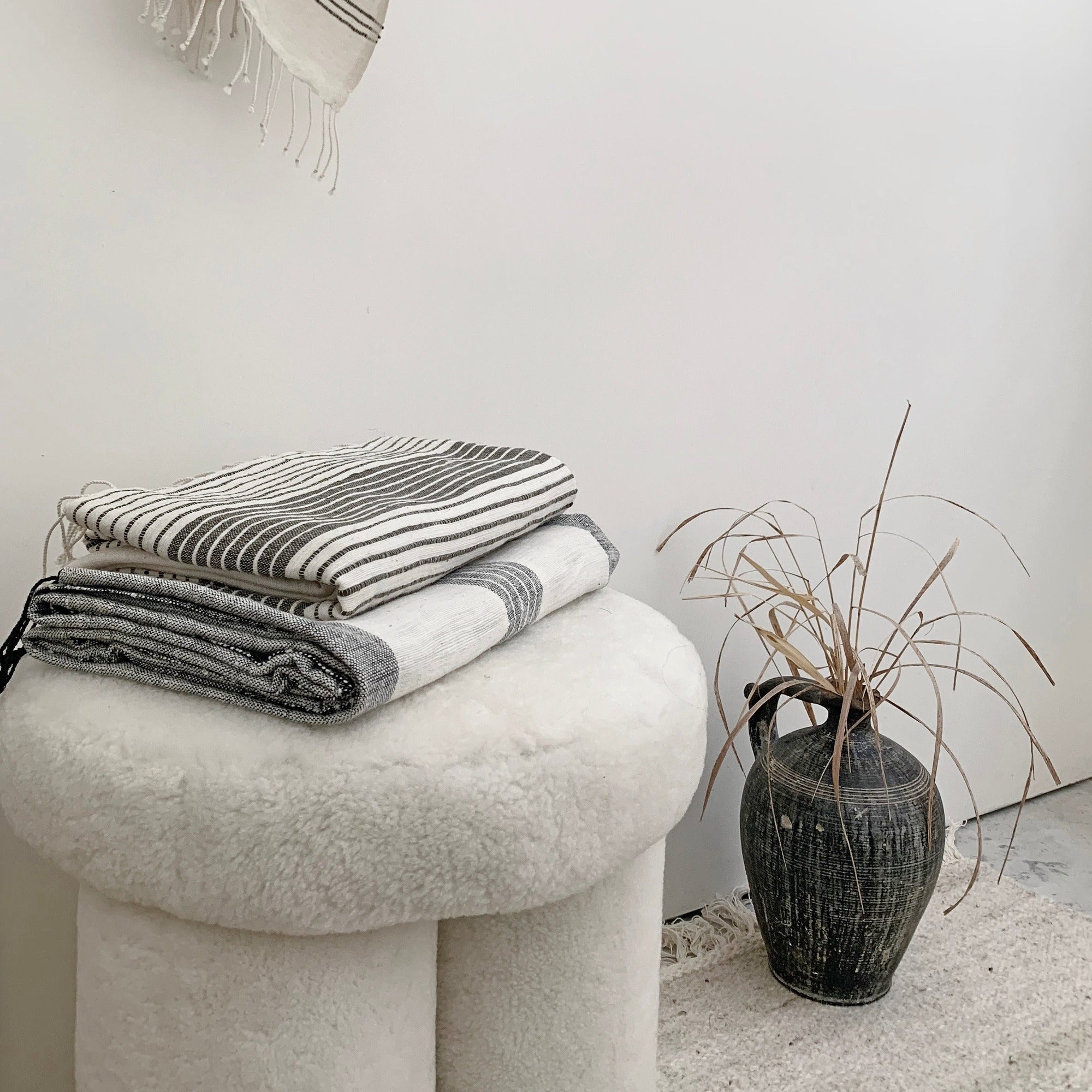 スツール 101 big foot stool sheep skin 101 Copenhagen Big Foot Stool - Sandshell Sheepskin - Batten