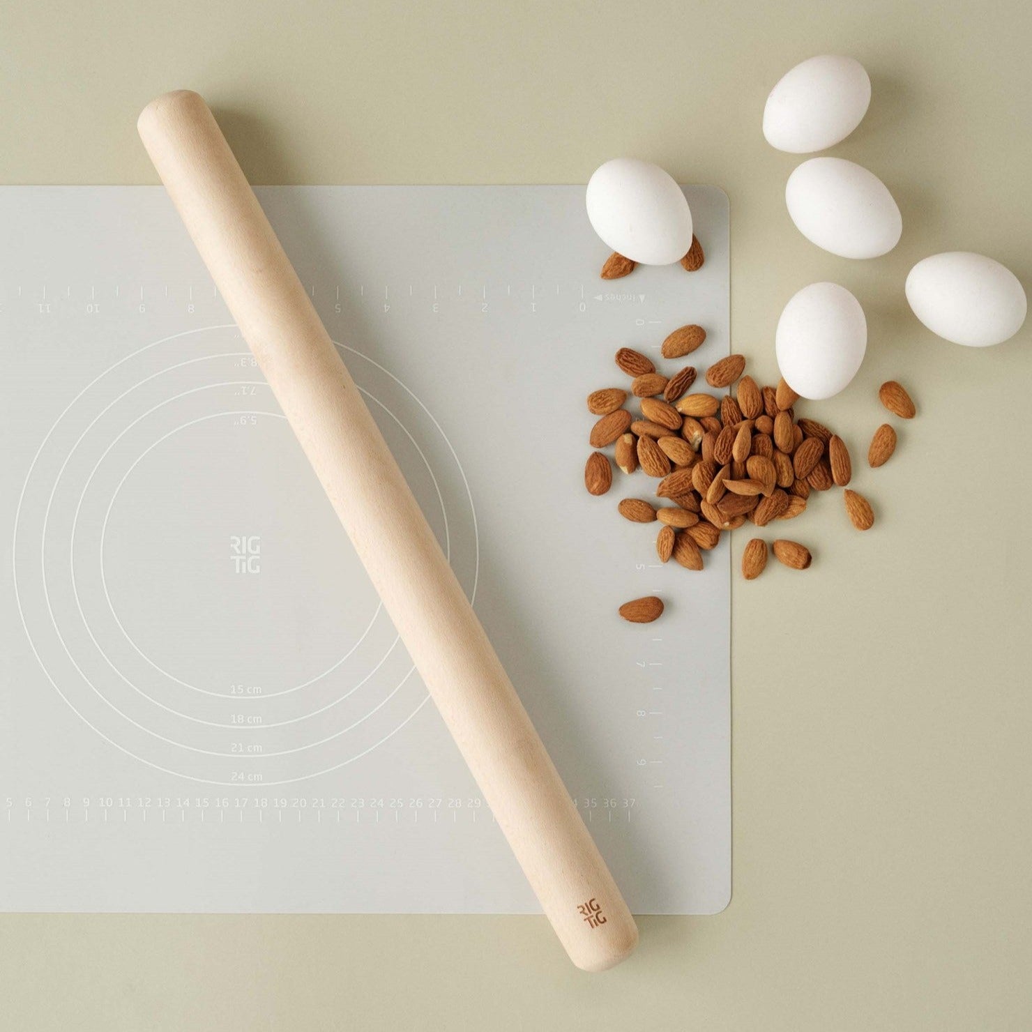 BAKE-IT rolling pin and baking mat - light grey